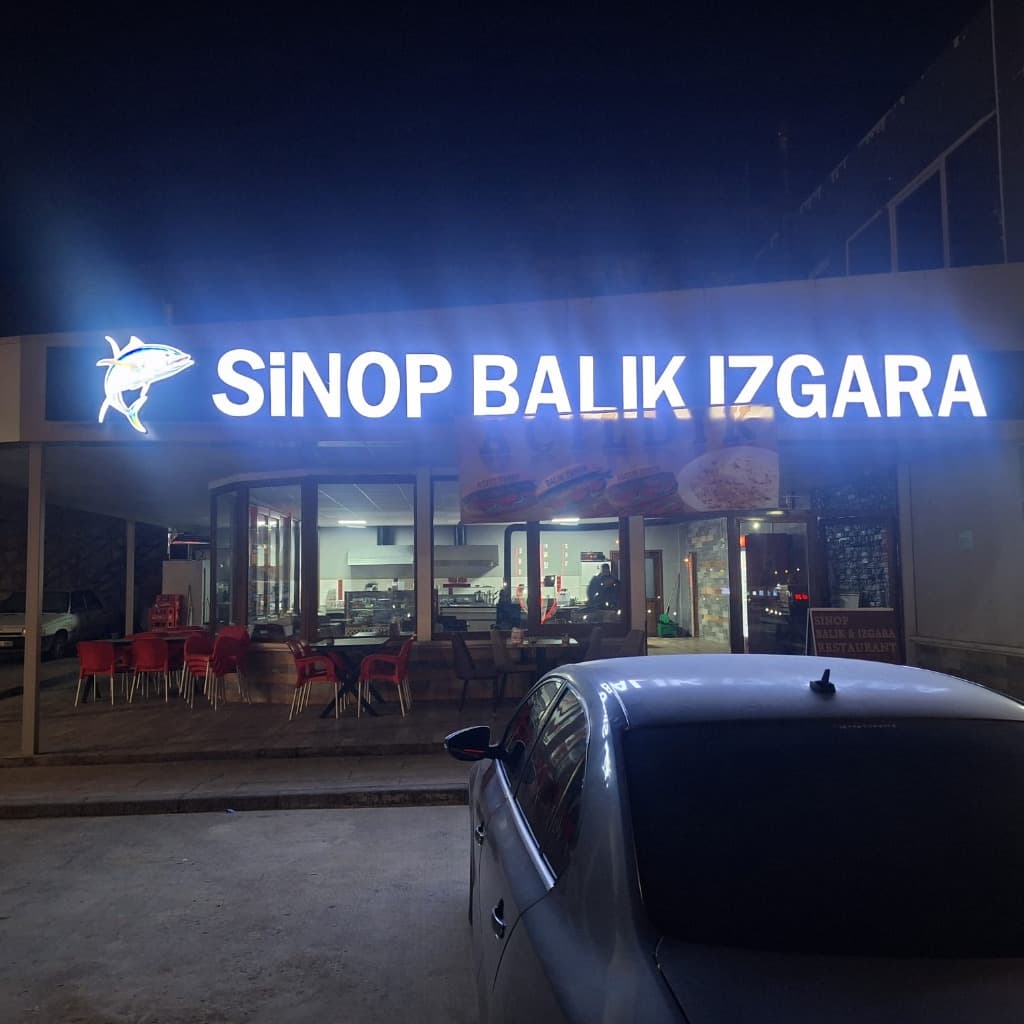 Geniş Otoparkımız ve Tesis Dış Görünümü