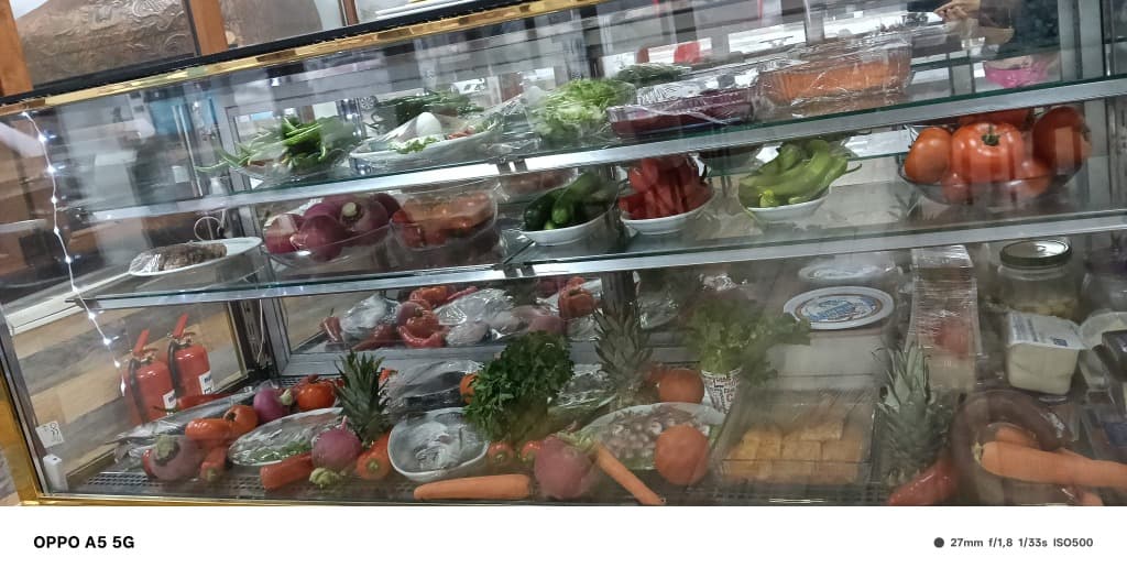 Günlük taze hazırlanan mezelerimiz ve zengin salata büfemiz
